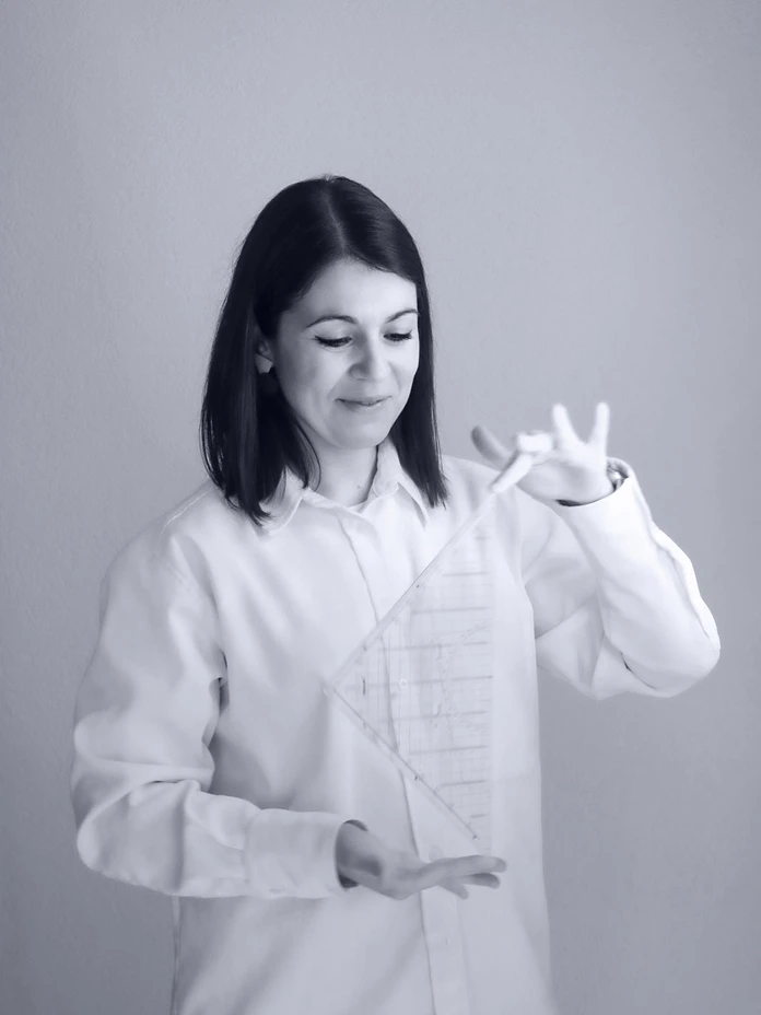 Architecte de Logibat avec une équerre pour la conception d'un projet immobilier en Suisse romande.