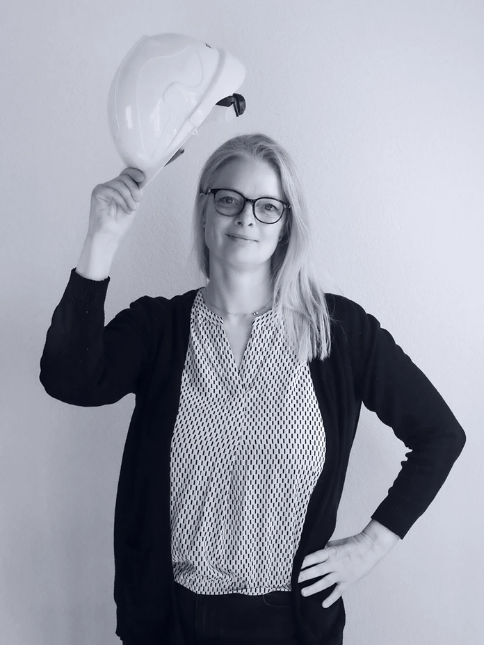 Directrice de travaux de Logibat avec casque de chantier pour vos projets de construction et rénovation en Suisse romande.